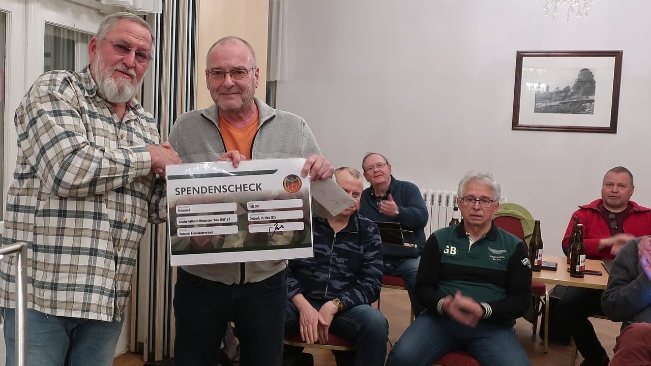 Große Freude herrschte beim Männerchor Arion 1885, als man aus den Händen von Stabsfeldwebel a. D. Uwe Reime einen Spendenscheck über 1.000 Euro entgegennehmen konnte. Foto: DBwV