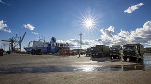 Soldaten der Hafenumschlagskompanie vom Logistikbataillon 161 entladen deutsche und niederländische Fahrzeuge vom dänischen RoRo-Schiff Ark Germania Foto: Bundeswehr/Marco Dorow