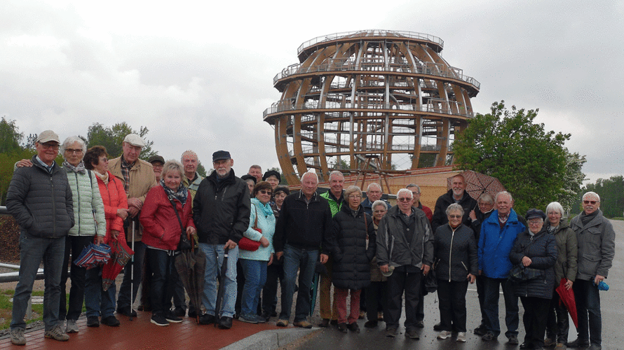 Die Teilnehmer der KERH Hemau vor der 40 Meter hohen Holzkugel. Foto: DBwV/Bernhard Seibert