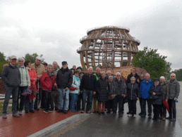 Die Teilnehmer der KERH Hemau vor der 40 Meter hohen Holzkugel. Foto: DBwV/Bernhard Seibert