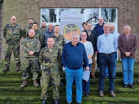 Die anwesenden Mandatsträger der StOKa, mit Wahlleiter und Geehrten. Foto: DBwV