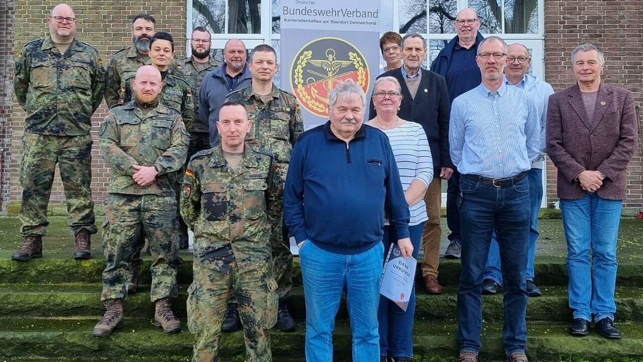 Die anwesenden Mandatsträger der StOKa, mit Wahlleiter und Geehrten. Foto: DBwV