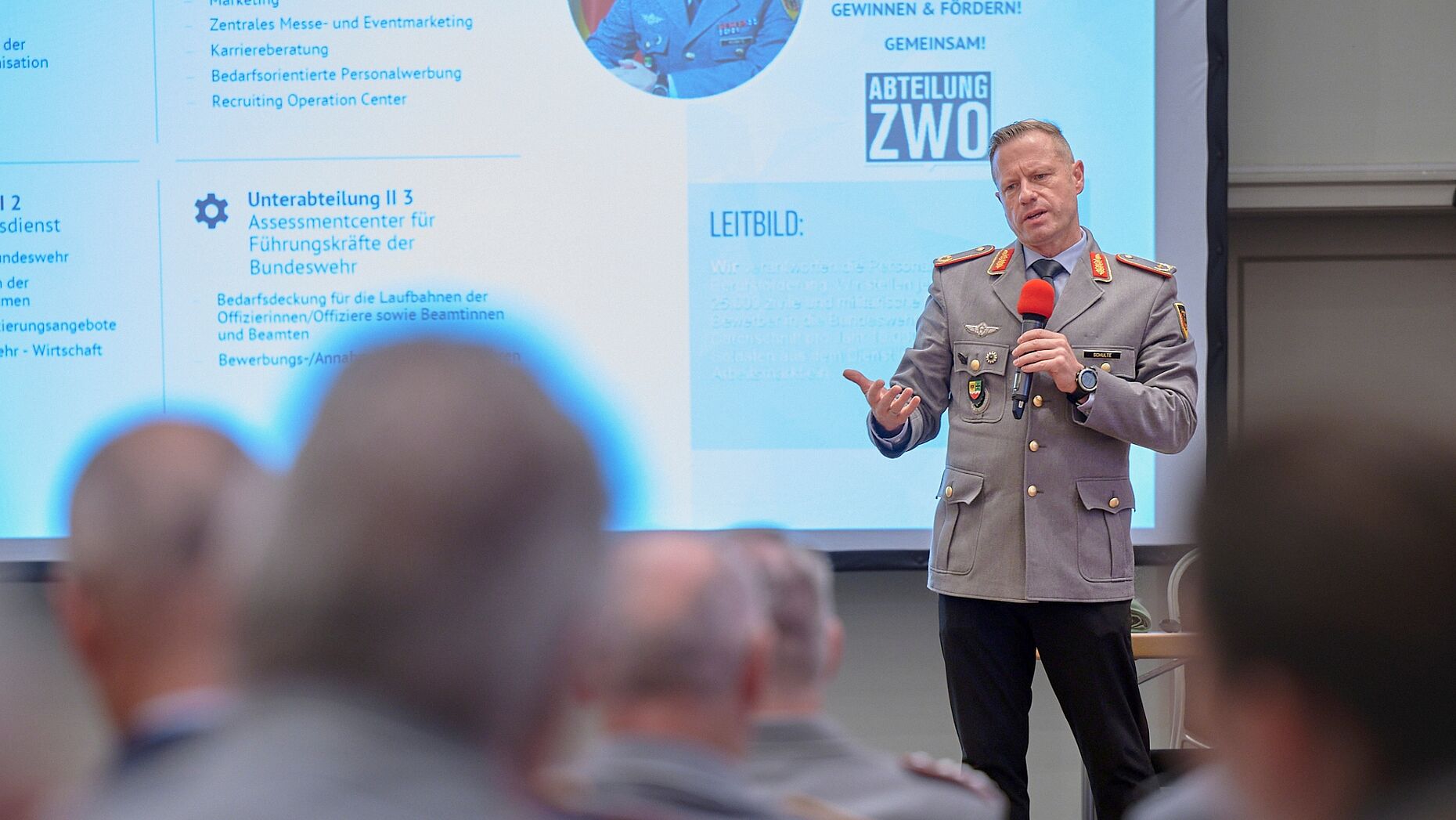 Brigadegeneral Walter Schulte vom BAPersBw informierte über aktuelle Entwicklungen in der Personalgewinnung. Foto: Ingo Kaminsky