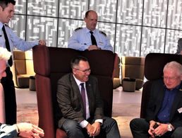 Oberstabsfeldwebel a.D. Andreas Hubert (sitzend, unten r.) am Rande der konstituierenden Sitzung mit den DBwV-Mandatsträgern im Hauptpersonalrat beim Bundesministerium der Verteidigung nach außergewöhnlich langen Personalratswahlen mit einem positiven Ausgang für den DBwV. Foto: DBwV/Uwe Hahn