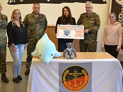 Spendenübergabe beim Zentrum Kraftfahrwesen der Bundeswehr: Foto: Kapitänleutnant Benjamin Rahlf