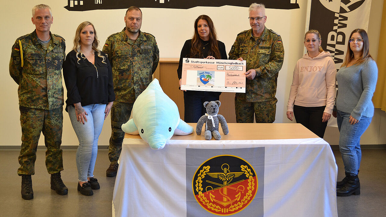 Spendenübergabe beim Zentrum Kraftfahrwesen der Bundeswehr: Foto: Kapitänleutnant Benjamin Rahlf