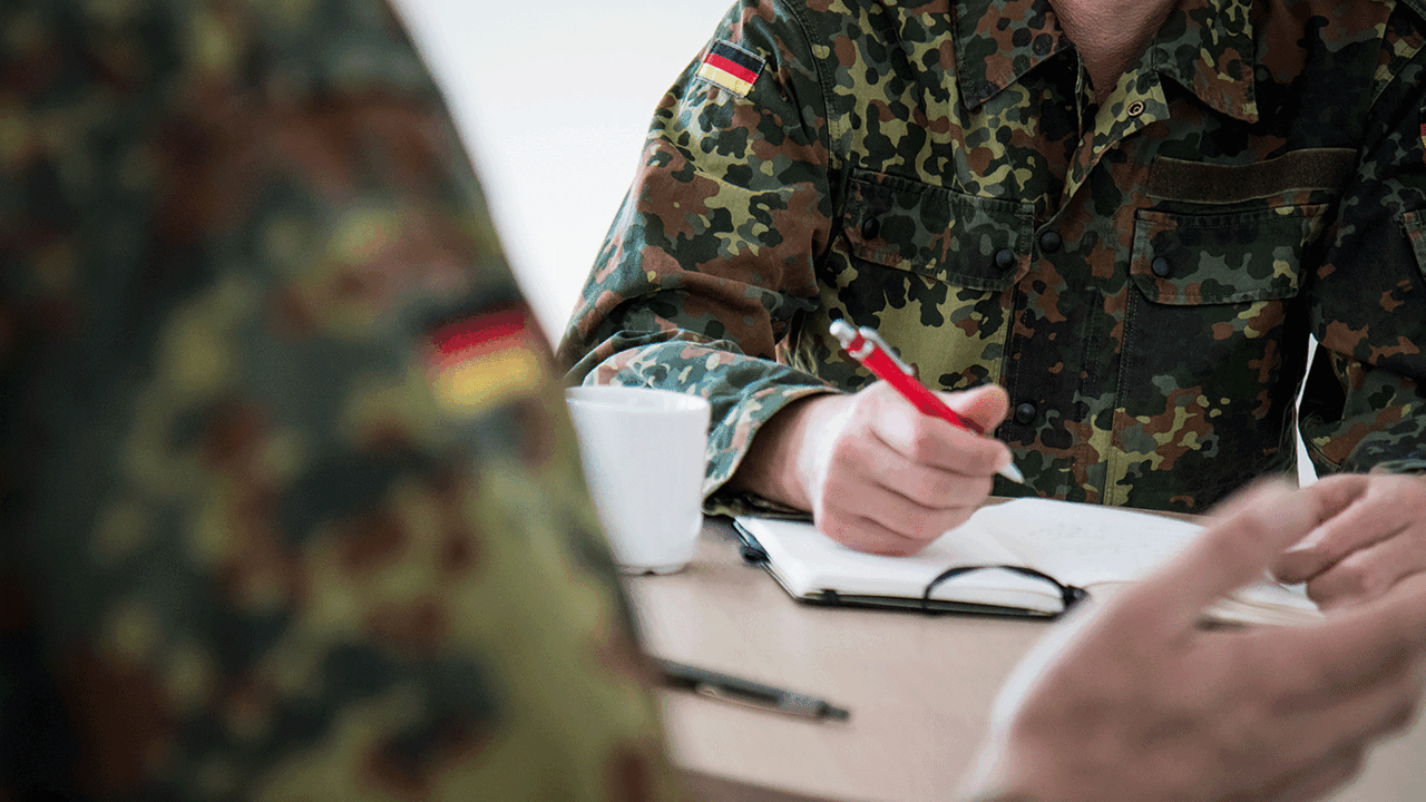 Ob zivil oder in Uniform: Personalvertreter haben immer ein offenes Ohr für die Kameraden und Kollegen. Foto: DBwV/Zacharie Scheurer
