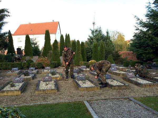 Soldaten des Panzerpionierbataillons 803 pflegen Soldatengräber in Havelberg. Die Mitglieder des Deutschen BundeswehrVerbands sind auf vielfältige Art ehrenamtlich aktiv. Foto: DBwV/Pohl