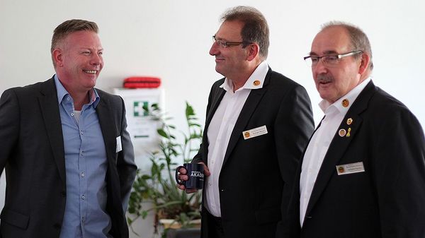 v.l.: Carsten Lenkeit von der Bildungsakademie Hannover im Gespräch mit dem Standortbeauftragten Rüdiger Neser und Johann Harms (LV Nord/DBwV)