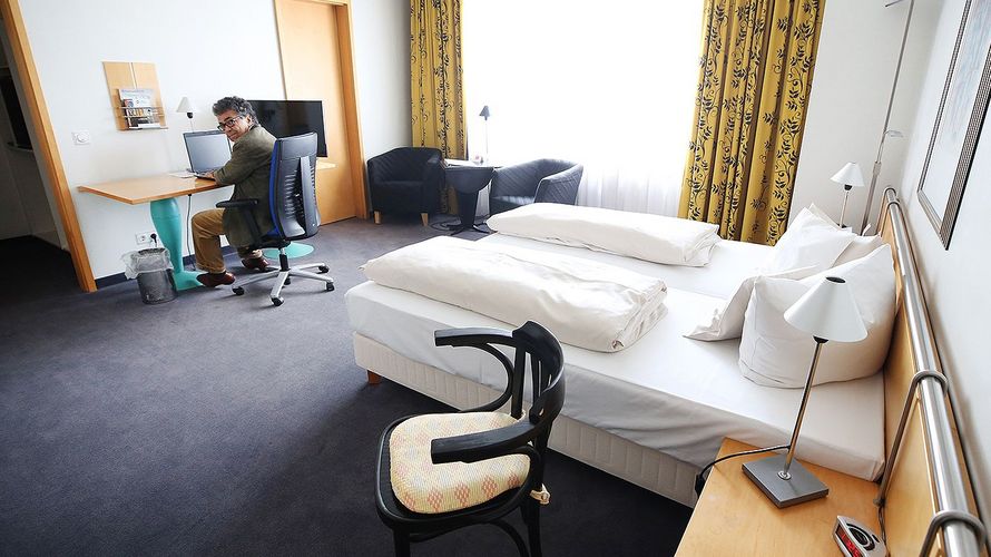 In Hotels und Kasernen werden die Frauen und Männer, die in den Auslandseinsatz müssen, für die Quarantäne untergebracht. Symbolbild: dpa/Roland Weihrauch