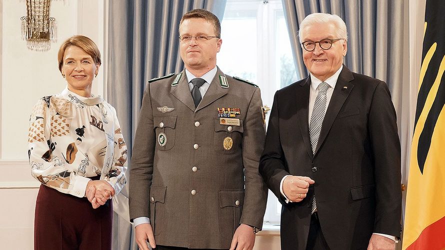 Im Schloss Bellevue: Der Bundesvorsitzende Oberstleutnant André Wüstner (Mitte) mit Bundespräsident Frank-Walter Steinmeier und seiner Ehefrau Elke Büdenbender. Foto: Bildschön GmbH-Melsa