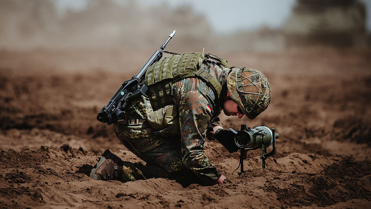 Bei einer Übung in Litauen verlegt ein Bundeswehrsoldat eine Panzerabwehrrichtmine. Die Bundeswehr hat Tausende dieser Minen an die Ukraine abgegeben - nun wird Ersatz beschafft. Foto: Bundeswehr/Lea Bacherle