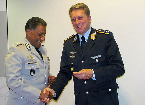 Der Coin wird von Andreas Steinmetz an den Hauptansprechpartner Kosovo, Stabshauptmann Walter Proneth überreicht. Foto: DBwV