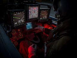 Beleuchtetes Cockpit eines Tornado. Offenbar gibt es jetzt Pläne für eine stärkere Anhebung des Verteidigungshaushalts Foto: Bundeswehr/ Oliver Pieper