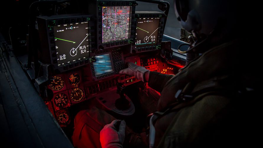 Beleuchtetes Cockpit eines Tornado. Offenbar gibt es jetzt Pläne für eine stärkere Anhebung des Verteidigungshaushalts Foto: Bundeswehr/ Oliver Pieper