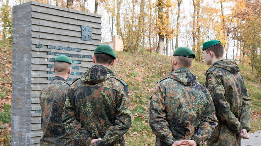 Soldaten an einer Gedenktafel im „Wald der Erinnerung“ in Geltow/Potsdam Foto: DBwV/Hepner