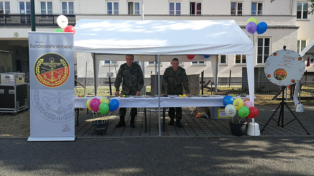 DBwV-Info-Stand mit StFw Björn Mosebach (l.) und OFw Feldwebel Tim Hötzel Foto: Privat