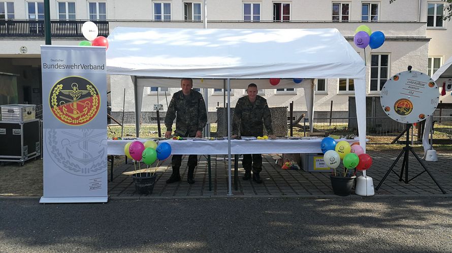 DBwV-Info-Stand mit StFw Björn Mosebach (l.) und OFw Feldwebel Tim Hötzel Foto: Privat