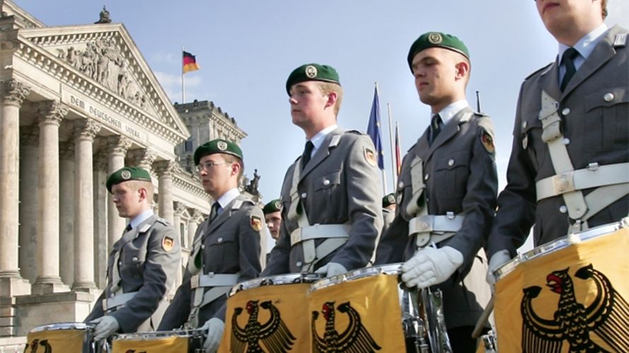 Gelöbnis vorm Reichstag. Archivfoto: Bundeswehr/Wilke 