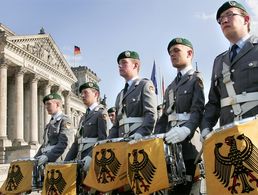 Gelöbnis vorm Reichstag. Archivfoto: Bundeswehr/Wilke 