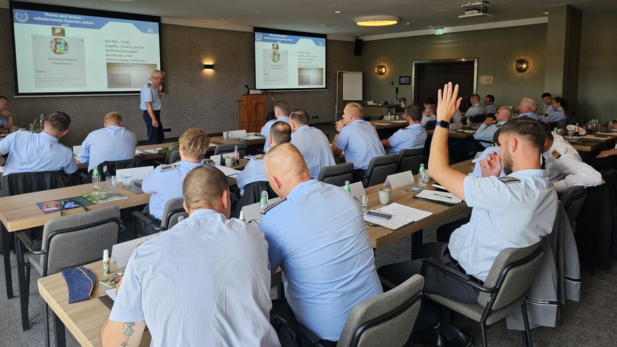Mit zahlreichen wertvollen Informationen für die tägliche Arbeit wurden die Vertrauenspersonen auf der Tagung des Landesverbands Ost versorgt. Foto: DBwV/Alexander Dreiser