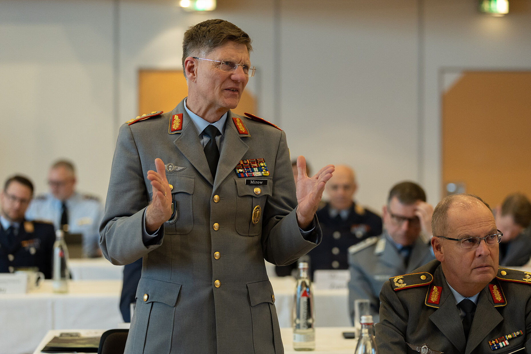 Offen und ohne Scheu wurde nach dem Vortrag mit der Verteidigungspolitikerin diskutiert. Foto: DBwV/Sarina Flachsmeier