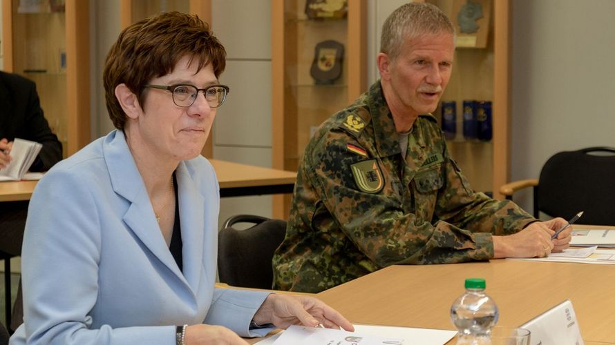 Verteidigungsministerin Annegret-Kramp-Karrenbauer und Generalleutnant Martin Schelleis, Inspekteur der Streitkräftebasis. Foto: Bundeswehr