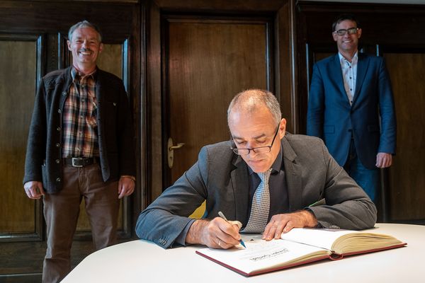 Oberstabsfeldwebel a.D. Jürgen Görlich trägt sich ins Goldene Buch der Stadt Roth ein. Foto: Stadt Roth