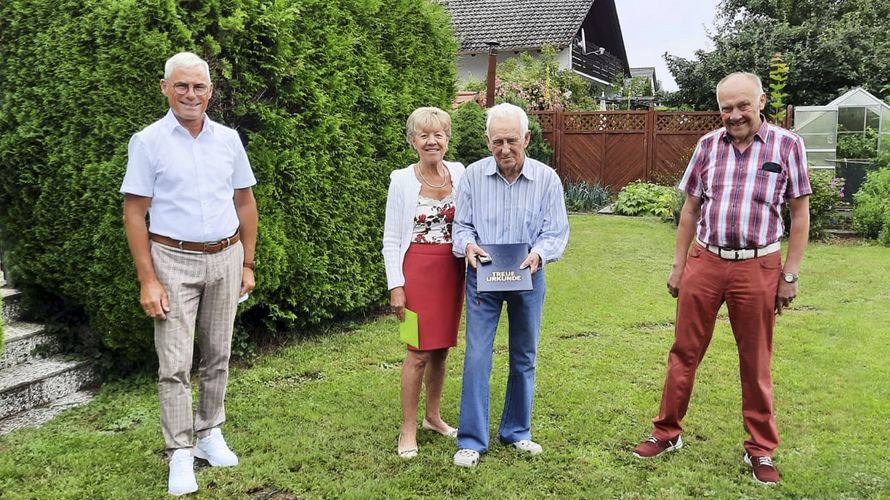 Nach der Ehrung: Vorsitzender Armin Rother (v.l.), Ehefrau Helga Kern und Karl Heinz Kern, Rainer Schwab. Foto: DBwV