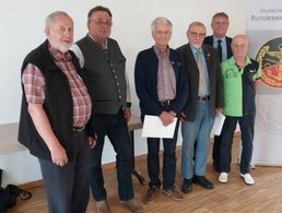 KERH-Vorsitzender Toni Rathgeb, Bezirksvorsitzender Franz Jung, die geehrten Mitglieder Manfred Andresen, Hans Kupfer und Udo Einspenner sowie ERH-Vorsitzender Bernhard Hauber (v.l.)  Foto: ms