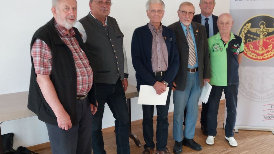 KERH-Vorsitzender Toni Rathgeb, Bezirksvorsitzender Franz Jung, die geehrten Mitglieder Manfred Andresen, Hans Kupfer und Udo Einspenner sowie ERH-Vorsitzender Bernhard Hauber (v.l.)  Foto: ms