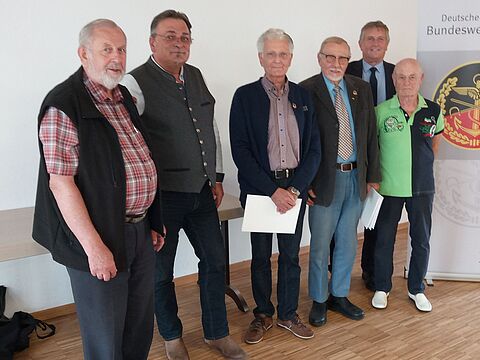 KERH-Vorsitzender Toni Rathgeb, Bezirksvorsitzender Franz Jung, die geehrten Mitglieder Manfred Andresen, Hans Kupfer und Udo Einspenner sowie ERH-Vorsitzender Bernhard Hauber (v.l.)  Foto: ms