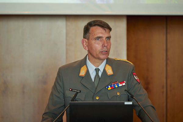 Aus militärischer Perspektive trug Generalleutnant Magister Bruno Hofbauer, Stellvertretender Chef des Generalstabes (AT) zum Krieg in der Ukraine vor.  Foto: Ingo Kaminsky