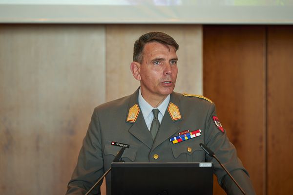 Aus militärischer Perspektive trug Generalleutnant Magister Bruno Hofbauer, Stellvertretender Chef des Generalstabes (AT) zum Krieg in der Ukraine vor.  Foto: Ingo Kaminsky