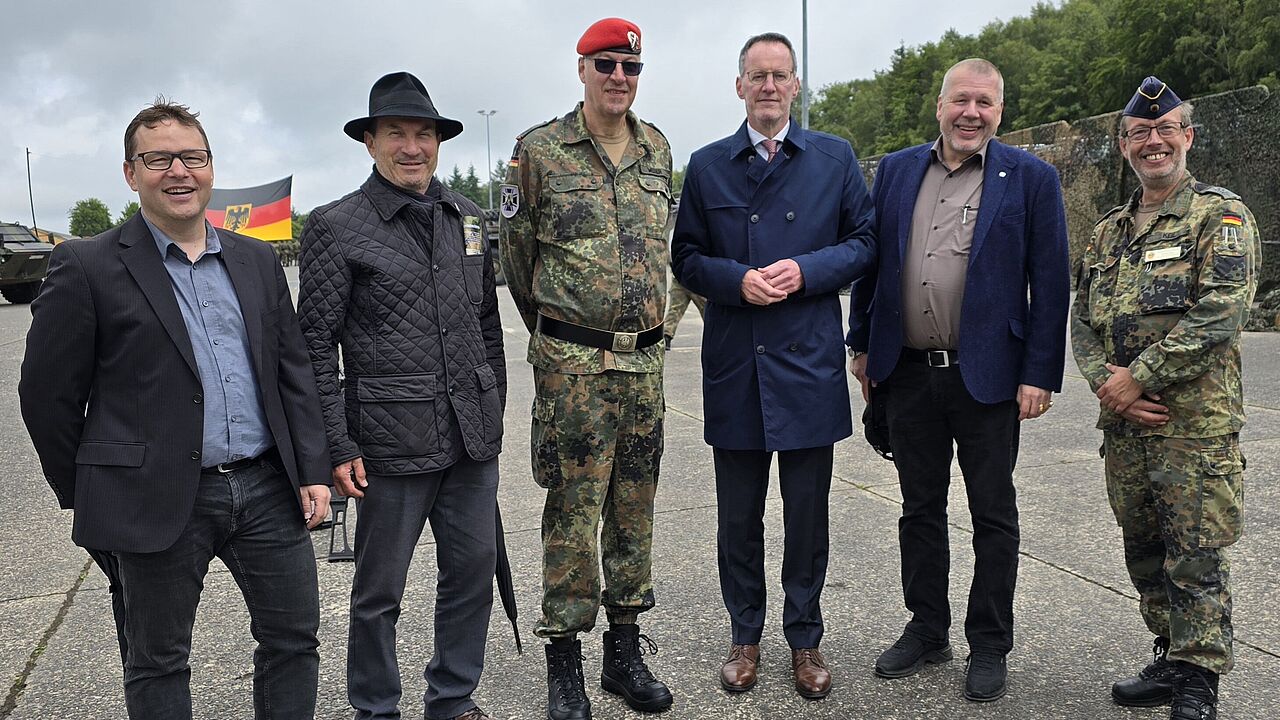 Im Lager Aulenbach legten kürzlich Rekruten ihr Feierliches Gelöbnis ab, die als „Ungediente“ zum Heimatschutz im Landeskommando gekommen sind. Dazu gratulierten ihnen auch zahlreiche Politiker. Auf dem Foto v.l.n.r  der Beigeordnete der Verbandsgemeinde Baumholder, Rouven Hebel (FREIE WÄHLER RLP) ;der Stadtbürgermeister Baumholder, Günther Jung (Freie Wählergemeinschaft); Oberst Stefan Weber ( Kdr LKdo RP); der Innenminister des Landes Rheinland-Pfalz, Michael Ebling (SPD); der Bundestagsabgeordnete Joe Weingarten (SPD) sowie der stellvertretende Landesvorsitzende Stabsfeldwebel Volker Keil. Foto: Rouven Voigt