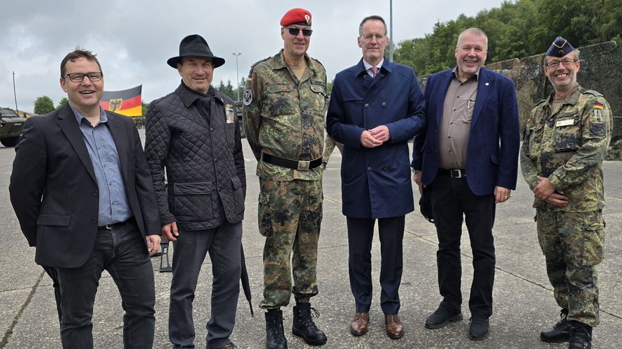 Im Lager Aulenbach legten kürzlich Rekruten ihr Feierliches Gelöbnis ab, die als „Ungediente“ zum Heimatschutz im Landeskommando gekommen sind. Dazu gratulierten ihnen auch zahlreiche Politiker. Auf dem Foto v.l.n.r  der Beigeordnete der Verbandsgemeinde Baumholder, Rouven Hebel (FREIE WÄHLER RLP) ;der Stadtbürgermeister Baumholder, Günther Jung (Freie Wählergemeinschaft); Oberst Stefan Weber ( Kdr LKdo RP); der Innenminister des Landes Rheinland-Pfalz, Michael Ebling (SPD); der Bundestagsabgeordnete Joe Weingarten (SPD) sowie der stellvertretende Landesvorsitzende Stabsfeldwebel Volker Keil. Foto: Rouven Voigt