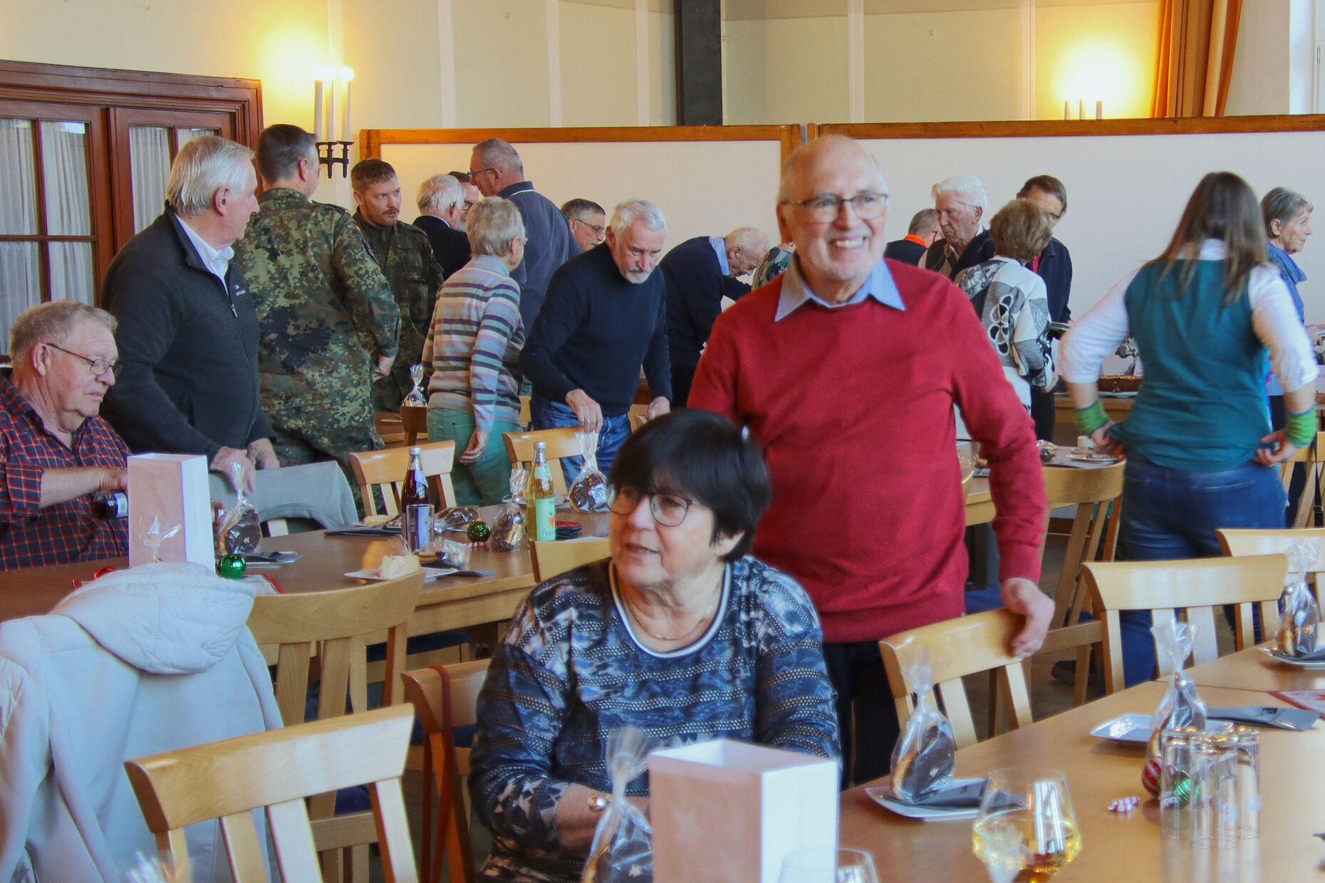 Mitglieder der StoKa Sonthofen genießen das reichhaltige Kuchenbuffet – traditionell gebacken vom Vorsitzenden Stefan Weyer. Foto: Wolfgang Kruse
