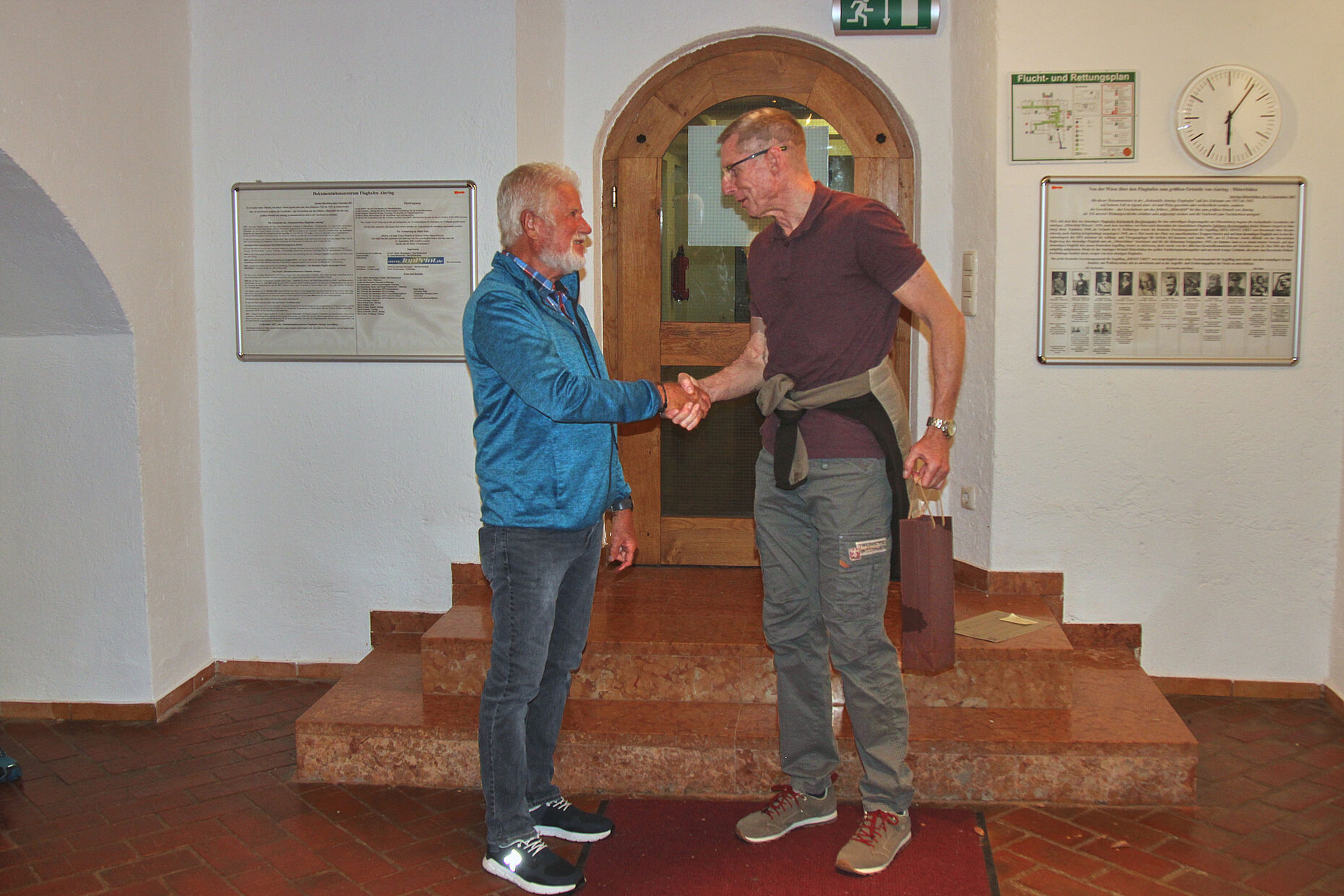 Glückwünsche gab es für Oberstabsfeldwebel a.D. Paul Schmaus (links) zum 77. Geburtstag. Foto: Klaus Schwarzenberger