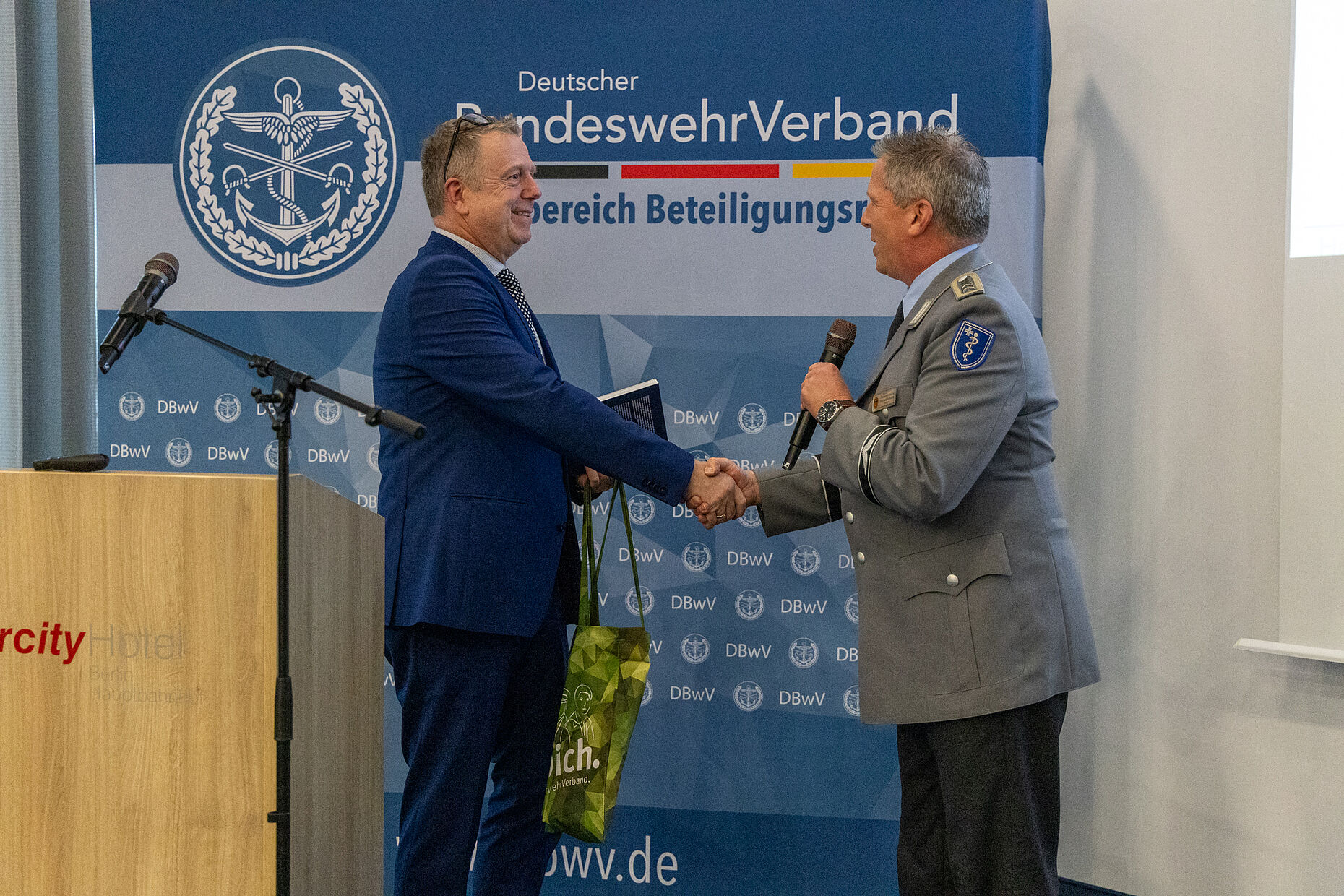 Oberstabsfeldwebel Sascha Altenhofen (rechts) bedankte sich bei Ministerialdirigent Jörg Hingott. Foto: DBwV/Sarina Flachsmeier