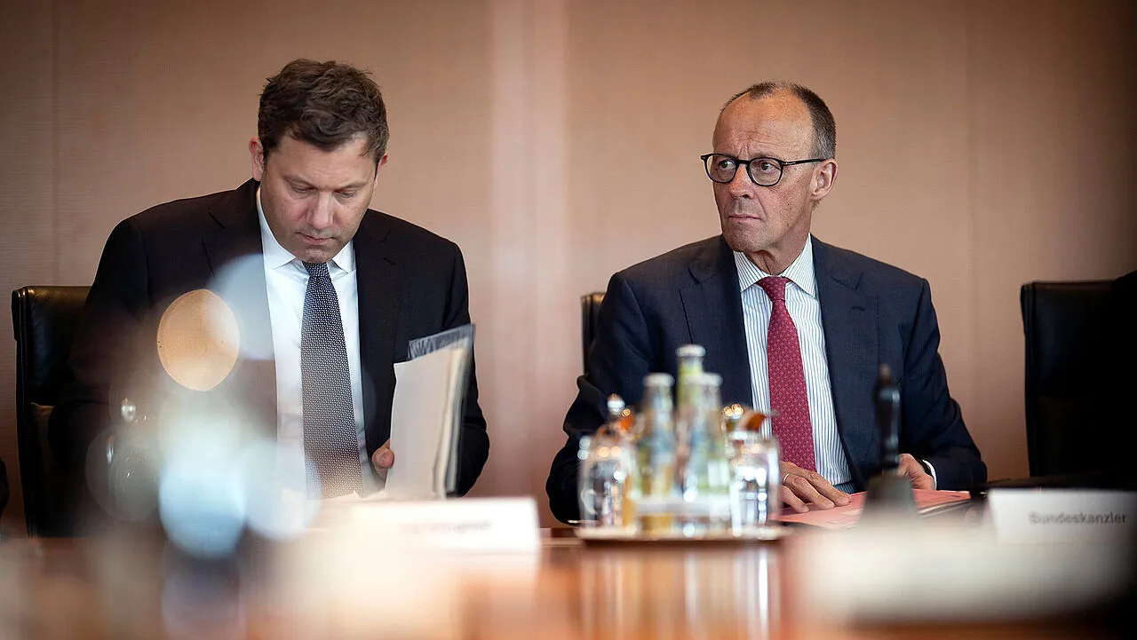 Bundeskanzler Friedrich Merz (r.) und Finanzminister Lars Klingbeil vor Beginn der Sitzung des Bundeskabinetts, bei der die Eckwerte für den Bundeshaushalt 2027 sowie die Finanzplanung für die kommenden Jahre beschlossen wurden. Foto: Picture-Alliance/Ipon/Stefan Boness