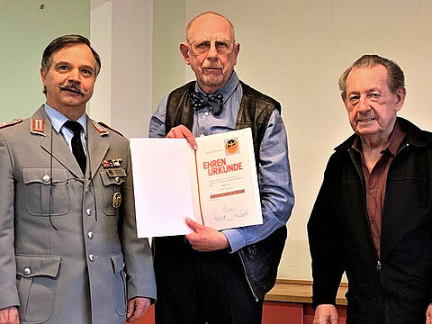 Der Geehrte Major a. D. Peter Norman (M) freut sich über die Glückwünsche von Hauptmann a. D. Steffen Braun (l) sowie Oberstleutnant a.D. Harry Flick. Foto Steffen Braun