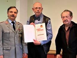 Der Geehrte Major a. D. Peter Norman (M) freut sich über die Glückwünsche von Hauptmann a. D. Steffen Braun (l) sowie Oberstleutnant a.D. Harry Flick. Foto Steffen Braun