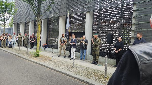 Der 15. Memorial Run der Recondo Vets eröffnete die Berliner Veteranenwochen. Durch einen Defekt am Tor des Ehrenmal der Bundeswehr am Bendler Block haben die knapp 500 Teilnehmenden ihre Gedenkzeremonie angepasst (Foto: Christophe Böckling/Veteranenkultur). 