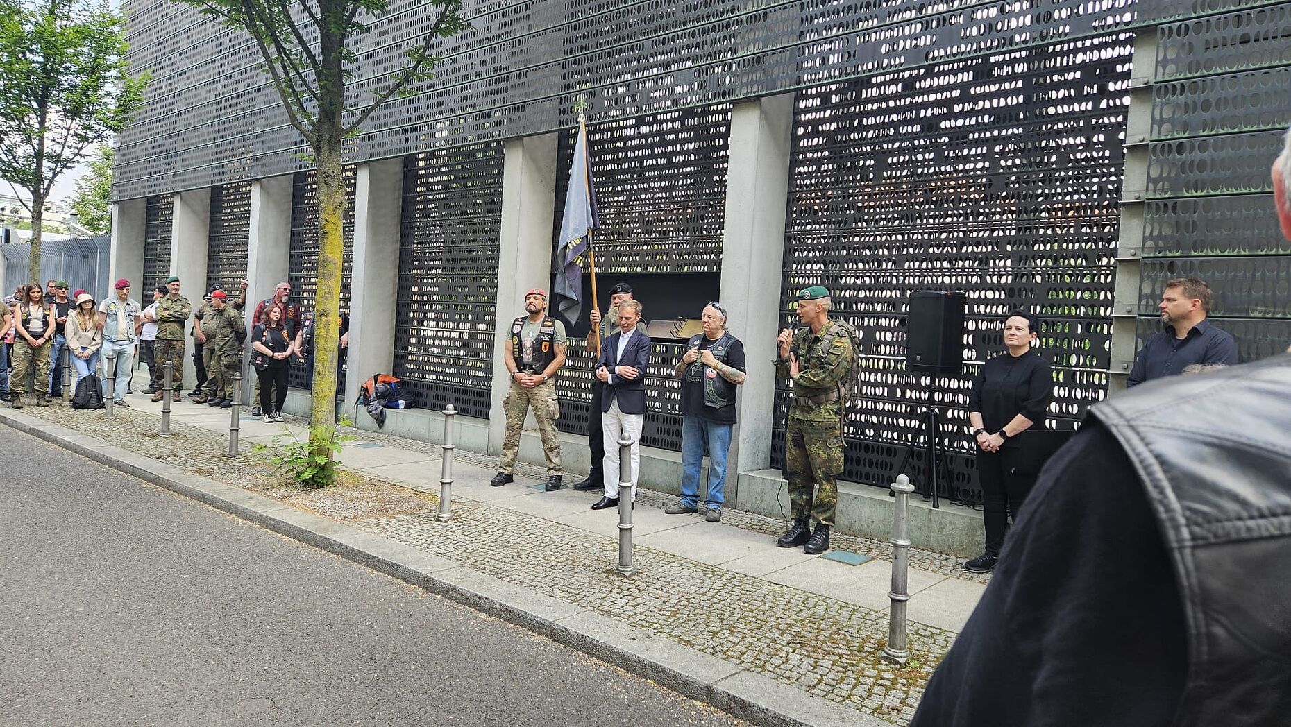 Der 15. Memorial Run der Recondo Vets eröffnete die Berliner Veteranenwochen. Durch einen Defekt am Tor des Ehrenmal der Bundeswehr am Bendler Block haben die knapp 500 Teilnehmenden ihre Gedenkzeremonie angepasst (Foto: Christophe Böckling/Veteranenkultur). 