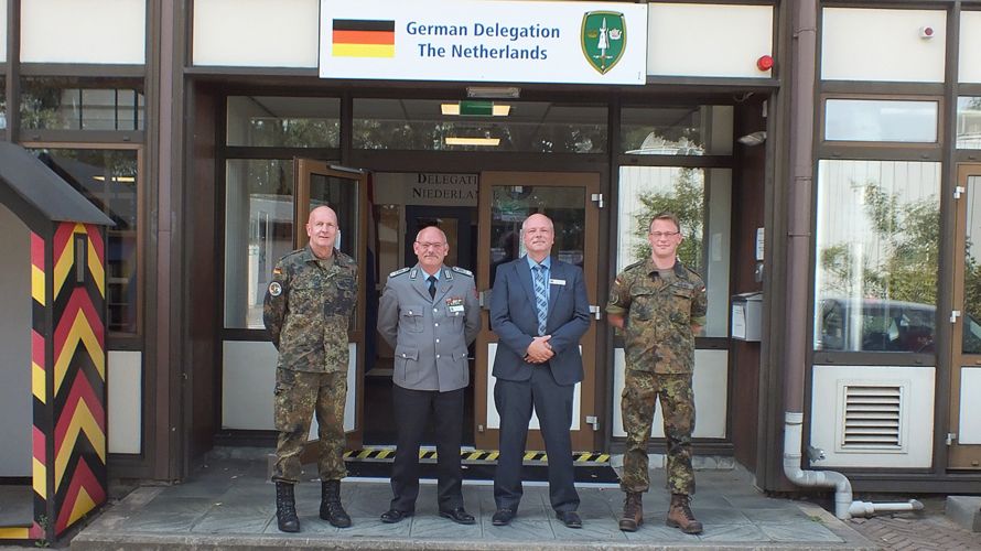 Landesverbandsvorsitzender Oberstleutnant Lutz Meier und Hauptmann a.D. Michael Grothe wurden von Oberst Günter Thiermann und Oberstleutnant Manuel Weinen umfassend informiert. Foto: StFw Marco Kaus