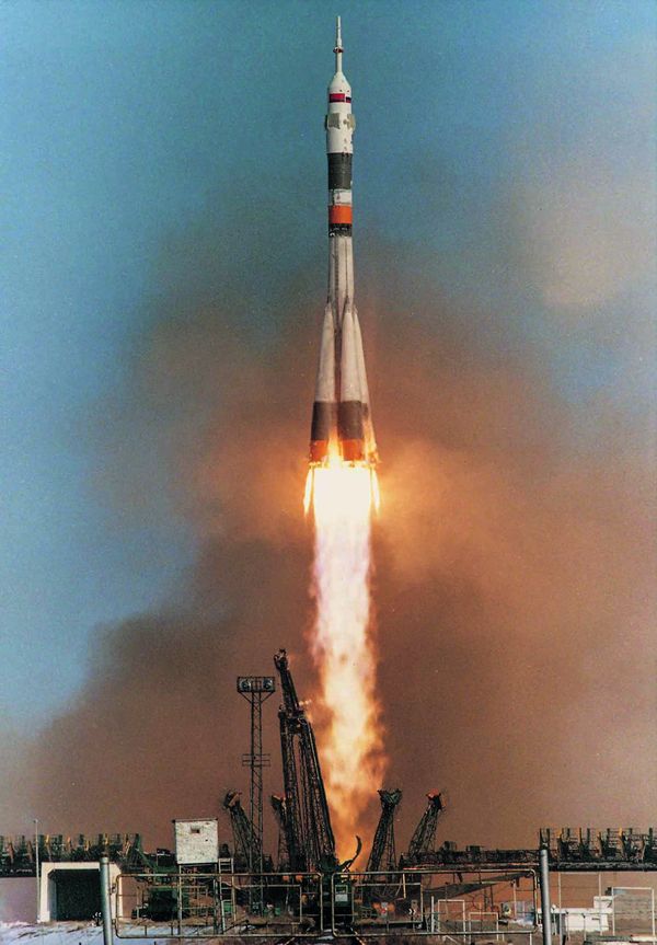 Start der Trägerrakete Sojus A-2 am 17. März 1992 um 11.54 Uhr MEZ zur Raumstation "MIR" vom Weltraumbahnhof Baikonur in Kasachstan. Foto: DLR