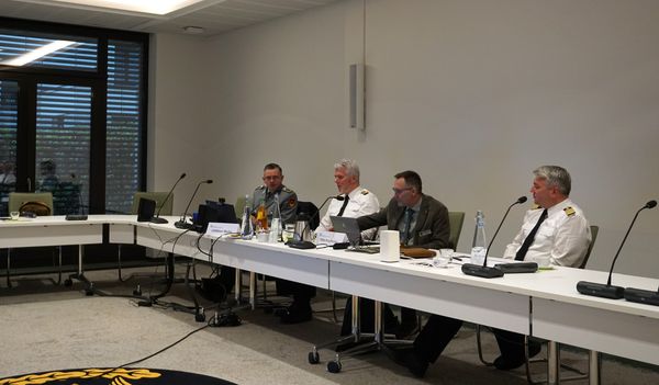 Der stellvertretende Bundesvorsitzende Stabsfeldwebel a.D. Thomas Schwappacher (links) begrüßte die Teilnehmerinnen und Teilnehmer. Foto: DBwV/Eva Krämer