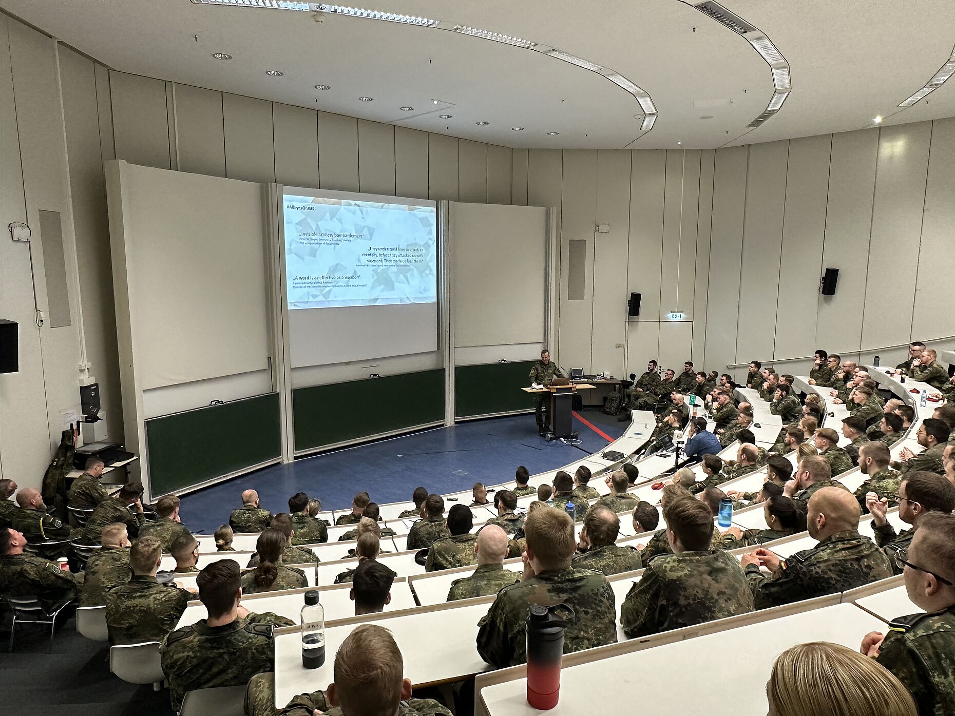Aufmerksame Zuhörer: Der Hörsaal der Helmut-Schmidt-Universität war zum Auftakt der Veranstaltungsreihe „ICH IM HEER“ bis auf den letzten Platz gefüllt. Foto: Fabio Nilgen Alvarez