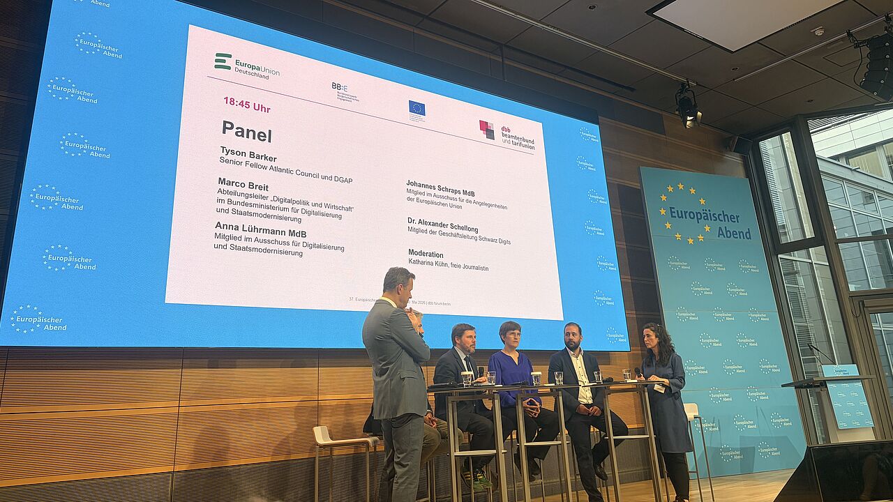 Expertinnen und Experten diskutieren am Europäischen Abend unter anderem über digitale Souveränität als strategische Notwendigkeit: Marco Breit (von links), Dr. Alexander Schellong, Tyson Barker, Anna Lührmann, Johannes Schraps und Katharina Kühn. Foto: DBwV