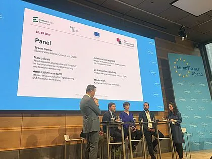 Expertinnen und Experten diskutieren am Europäischen Abend unter anderem über digitale Souveränität als strategische Notwendigkeit: Marco Breit (von links), Dr. Alexander Schellong, Tyson Barker, Anna Lührmann, Johannes Schraps und Katharina Kühn. Foto: DBwV